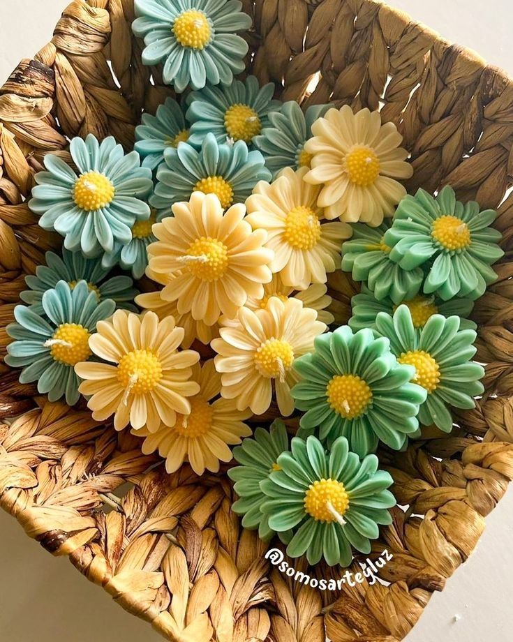 The Daisy Candle - by the Alchemist